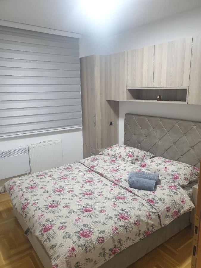 Apartman Lux S&V 1 Lukavica Istocno Sarajevo Hilandarska Centarアパートメント エクステリア 写真