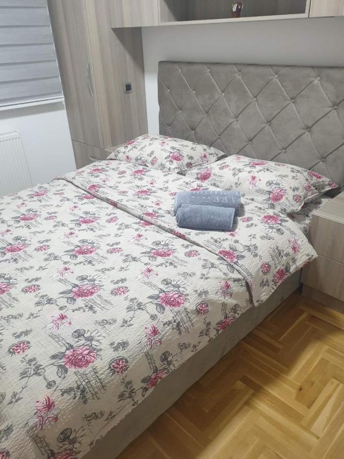 Apartman Lux S&V 1 Lukavica Istocno Sarajevo Hilandarska Centarアパートメント エクステリア 写真